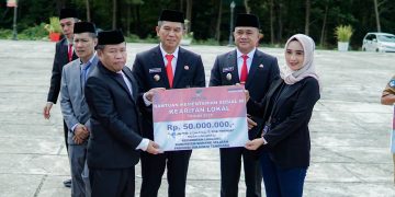 Peringatan Hari Pahlawan, Pemda Konsel Serahkan Bantuan Hibah dan Penghargaan 2 Bupati Konsel saat menyerahkan bantuan hibah kepada salah satu sanggar seni