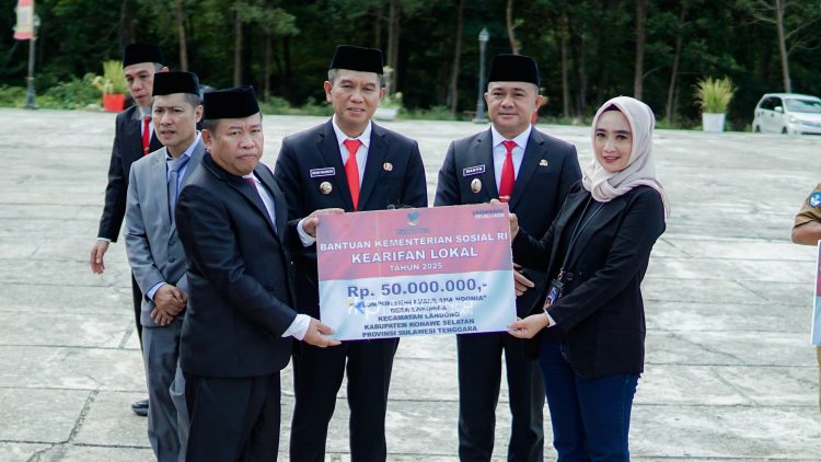 Peringatan Hari Pahlawan, Pemda Konsel Serahkan Bantuan Hibah dan Penghargaan 10 Bupati Konsel saat menyerahkan bantuan hibah kepada salah satu sanggar seni