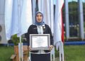 Kepala Dinkes Konsel, Nurlita Jaya, S. Sos, M. Kes usai menerima penghargaan