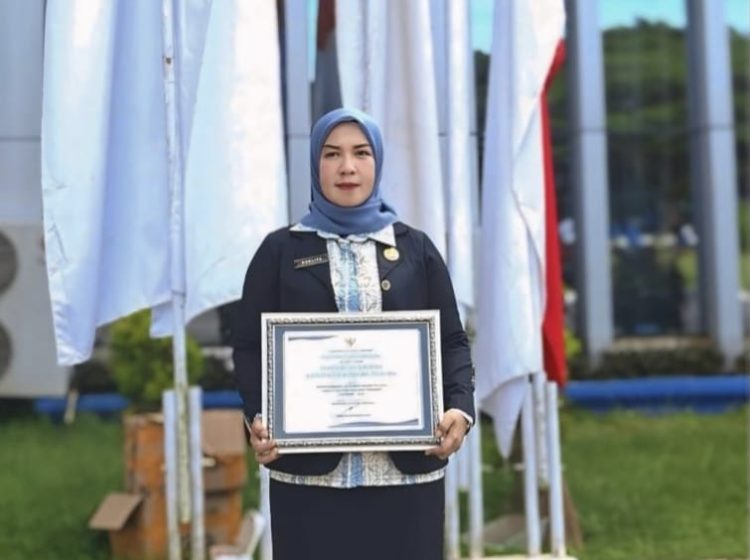 Kepala Dinkes Konsel, Nurlita Jaya, S. Sos, M. Kes usai menerima penghargaan