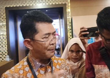 Direktur Utama (Dirut) Bank Jatim, Winardi Legowo saat wawancara bersama media