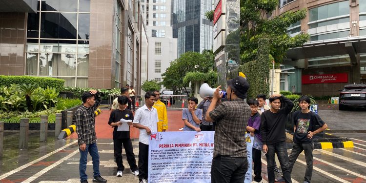 Pemuda 21 saat aksi di Plaza Asia Jakarta minta PT MUR segera ditindak