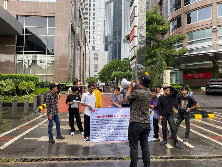Pemuda 21 saat aksi di Plaza Asia Jakarta minta PT MUR segera ditindak