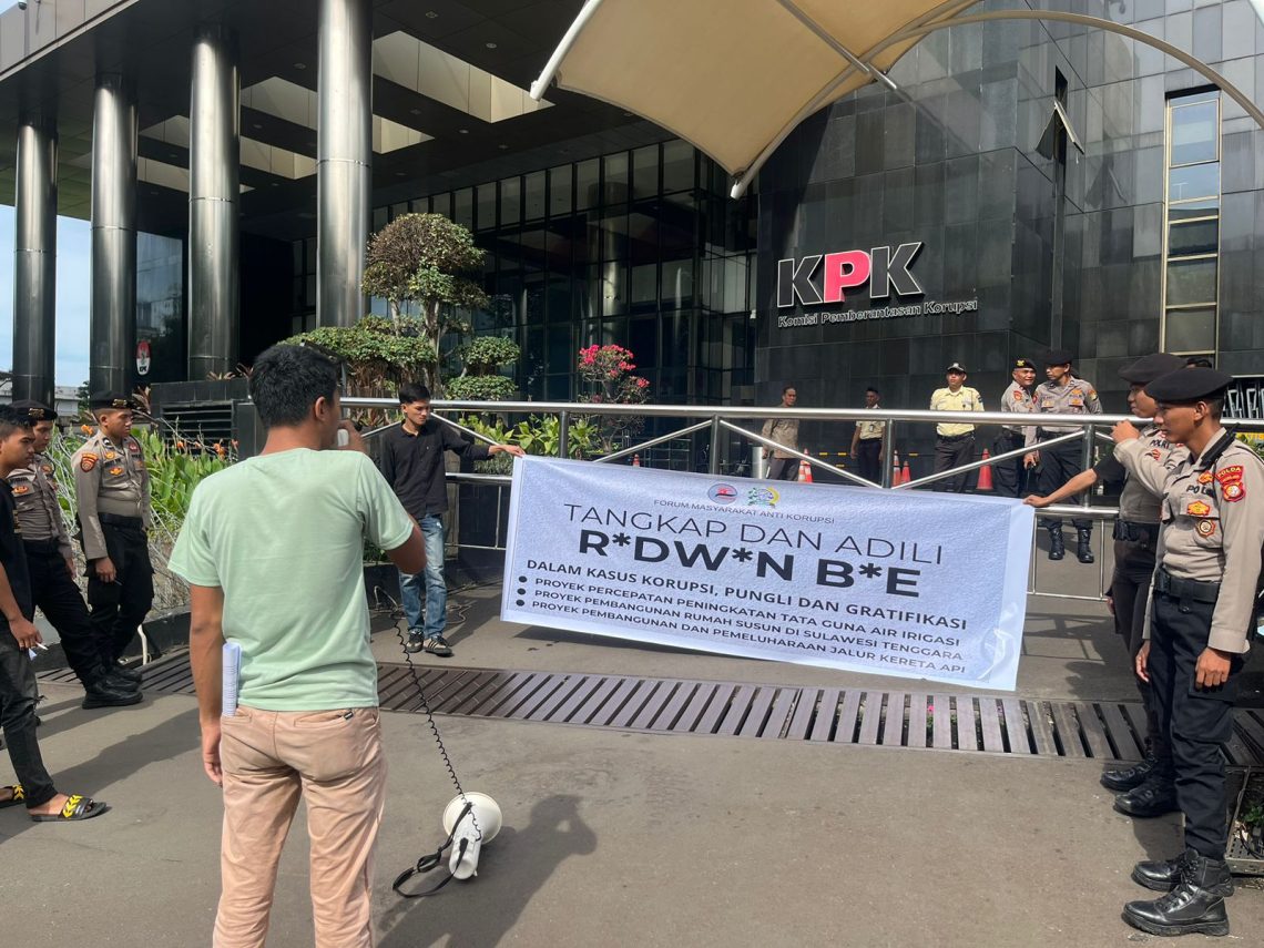 Fornasi saat aksi di KPK