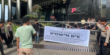 Fornasi saat aksi di KPK