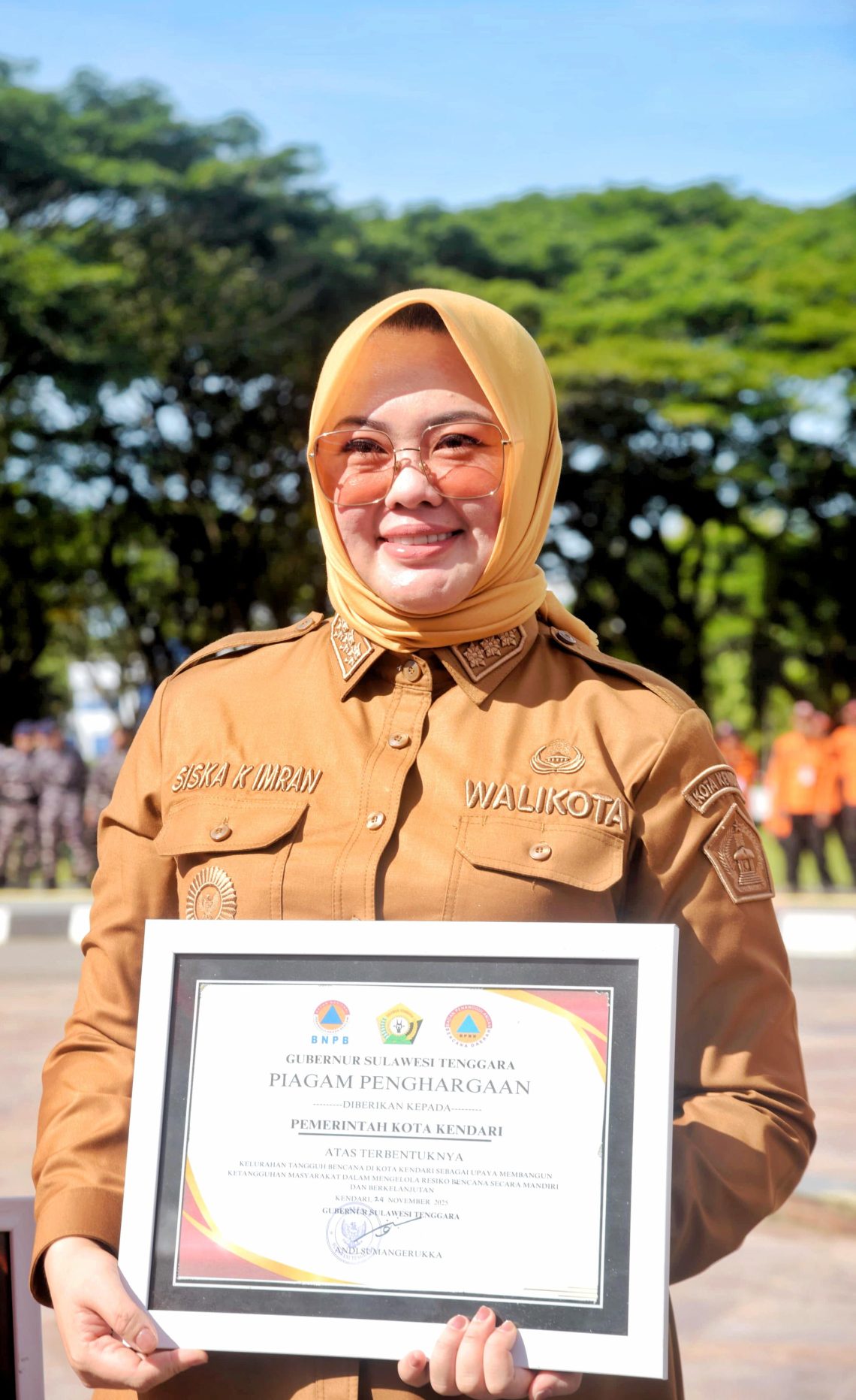 Bentuk Kelurahan Tangguh Bencana, Gubernur Beri Penghargaan Wali Kota Kendari 10 Wali Kota Kendari, Siska Karina Imran menerima piagam penghargaan dari Gubernur Sultra