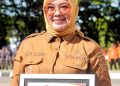 Wali Kota Kendari, Siska Karina Imran menerima piagam penghargaan dari Gubernur Sultra