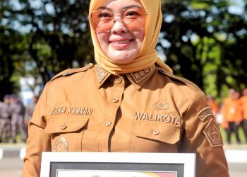 Wali Kota Kendari, Siska Karina Imran menerima piagam penghargaan dari Gubernur Sultra