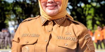 Wali Kota Kendari, Siska Karina Imran menerima piagam penghargaan dari Gubernur Sultra