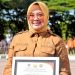 Wali Kota Kendari, Siska Karina Imran menerima piagam penghargaan dari Gubernur Sultra