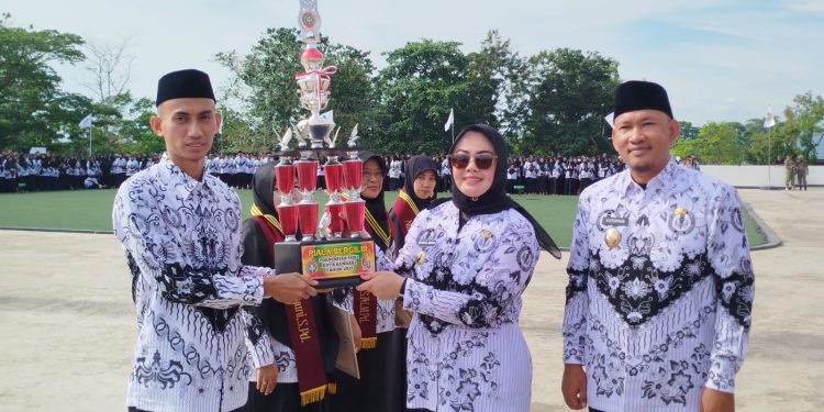 Wali Kota Kendari didampingi Wakil Wali Kota menyerahkan penghargaan kepada guru berprestasi