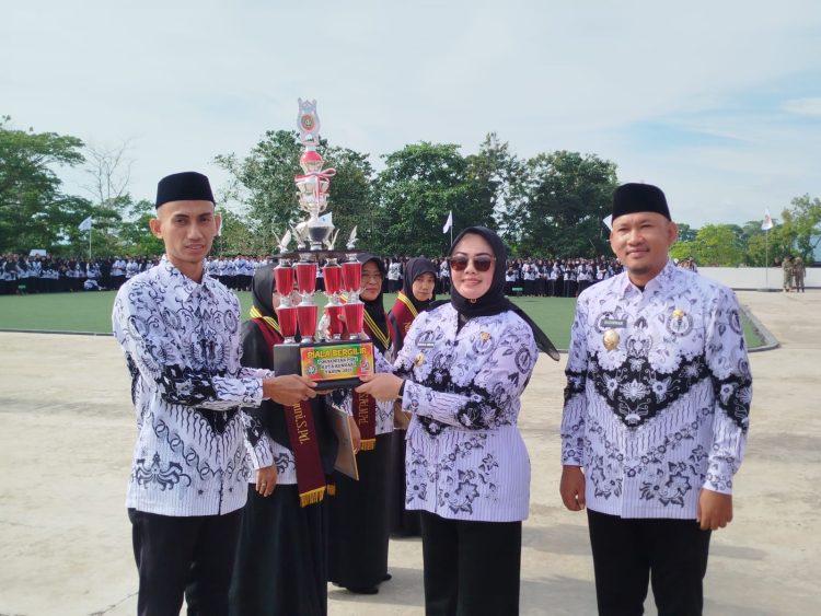 HUT PGRI, Wali Kota Kendari Beri Penghargaan Guru Berprestasi