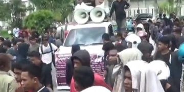 Demo mendesak kejati segera menetapkan tersangka Komisaris PT LAM Lili Salim