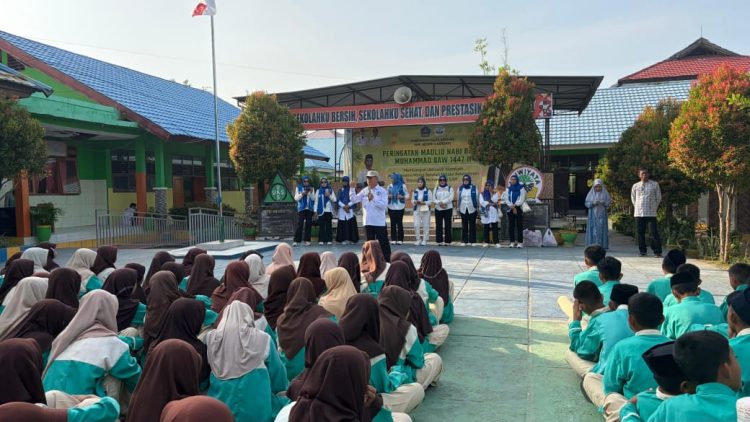 Gerakan pencegahan narkoba di SMPN 2 Kendari oleh BNNP Sultra kolaborasi IWAPI