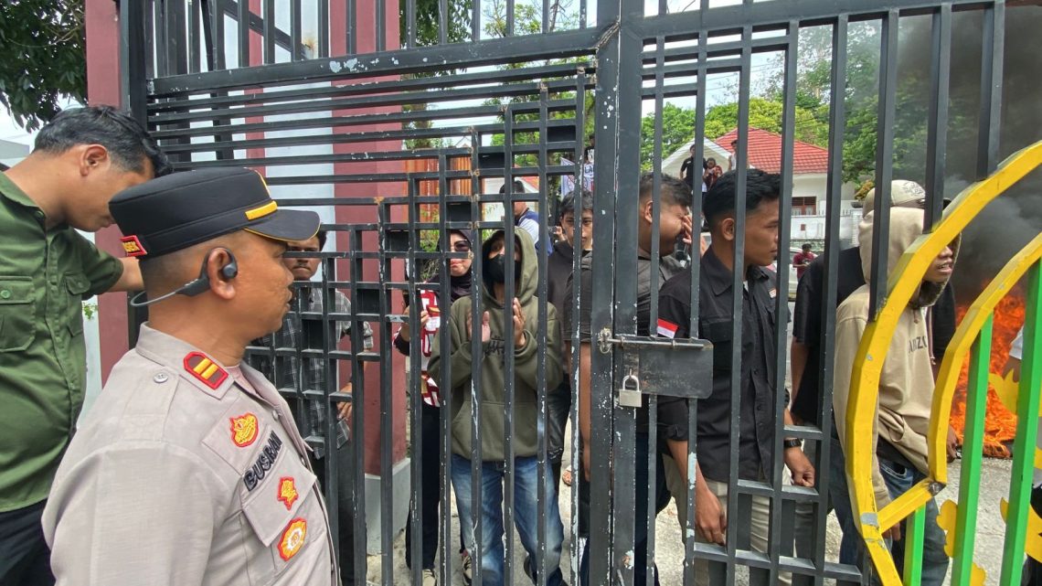 Keluarga terdakwa saat demo di PN Kendari