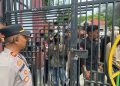 Keluarga terdakwa saat demo di PN Kendari