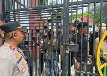 Keluarga terdakwa saat demo di PN Kendari