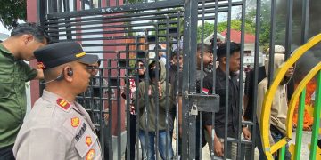 Keluarga terdakwa saat demo di PN Kendari