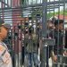 Keluarga terdakwa saat demo di PN Kendari