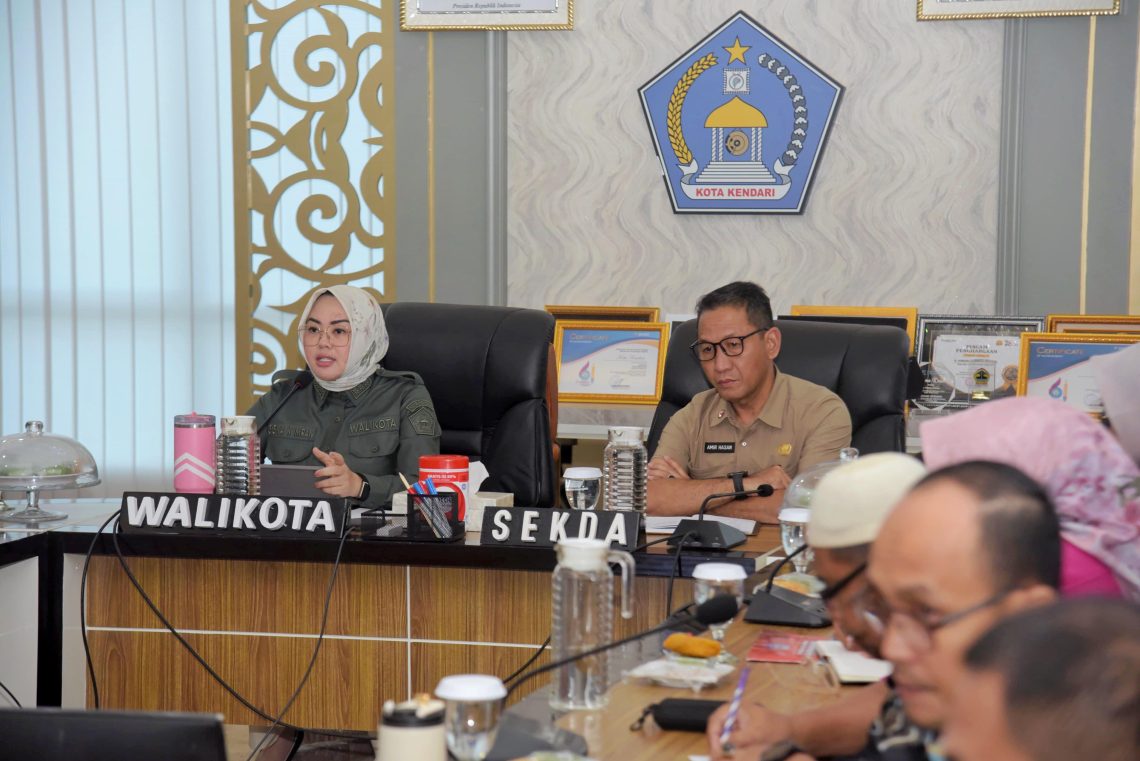 Perkuat Program Lulo, Wali Kota Serahkan Mobil Pengangkut Sampah ke 11 Kecamatan 10 Wali Kota Kendari, Siska Karina Imran dalam rapat penilaian Adipura tahap II