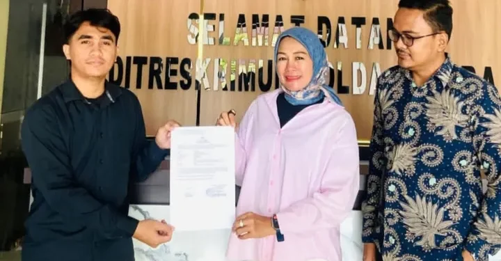 Riskayanti (istri sah) bersama kuasa hukum usai melaporkan Heryanto Suaib (suami) dan Tendriyani Awaludin