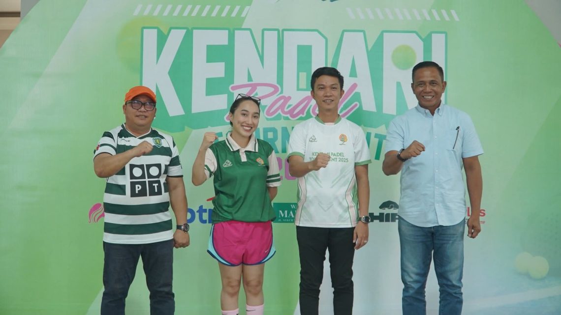 Bupati Konut, Ikbar usai membuka Turnamen Padel Kendari 2025