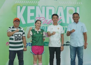 Bupati Konut Buka Turnamen Padel Kendari 2025, Dorong Olahraga Baru di Sultra 20 Bupati Konut, Ikbar usai membuka Turnamen Padel Kendari 2025