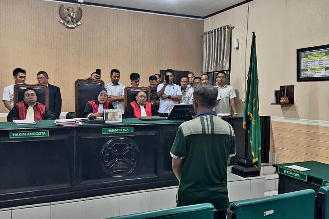 Terbukti Cabuli Muridnya, Guru SD di Kendari Divonis 5 Tahun Penjara 10 Guru Mansur sebagai terdakwa saat mengikuti sidang putusan dan divonis 5 tahun penjara setelah terbukti cabuli muridnya