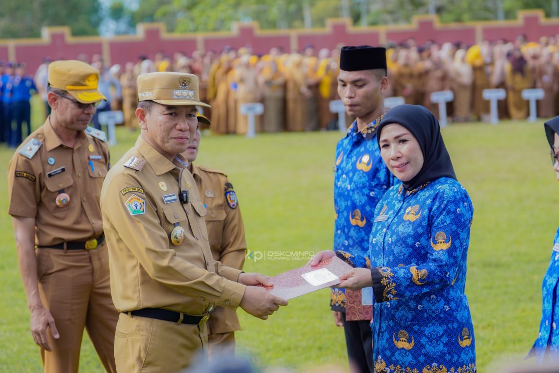 Bupati Konsel Lantik 4.345 PPPK Paruh Waktu, Tekankan Peningkatan Pelayanan Publik 10 Bupati Konsel menyerahkan SK secara simbolik kepada salah satu PPPK PW yang baru saja dilantik