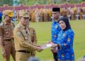 Bupati Konsel Lantik 4.345 PPPK Paruh Waktu, Tekankan Peningkatan Pelayanan Publik 24 Bupati Konsel menyerahkan SK secara simbolik kepada salah satu PPPK PW yang baru saja dilantik
