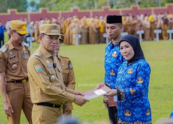 Bupati Konsel Lantik 4.345 PPPK Paruh Waktu, Tekankan Peningkatan Pelayanan Publik 20 Bupati Konsel menyerahkan SK secara simbolik kepada salah satu PPPK PW yang baru saja dilantik