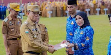 Bupati Konsel Lantik 4.345 PPPK Paruh Waktu, Tekankan Peningkatan Pelayanan Publik 1 Bupati Konsel menyerahkan SK secara simbolik kepada salah satu PPPK PW yang baru saja dilantik