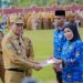 Bupati Konsel Lantik 4.345 PPPK Paruh Waktu, Tekankan Peningkatan Pelayanan Publik 16 Bupati Konsel menyerahkan SK secara simbolik kepada salah satu PPPK PW yang baru saja dilantik