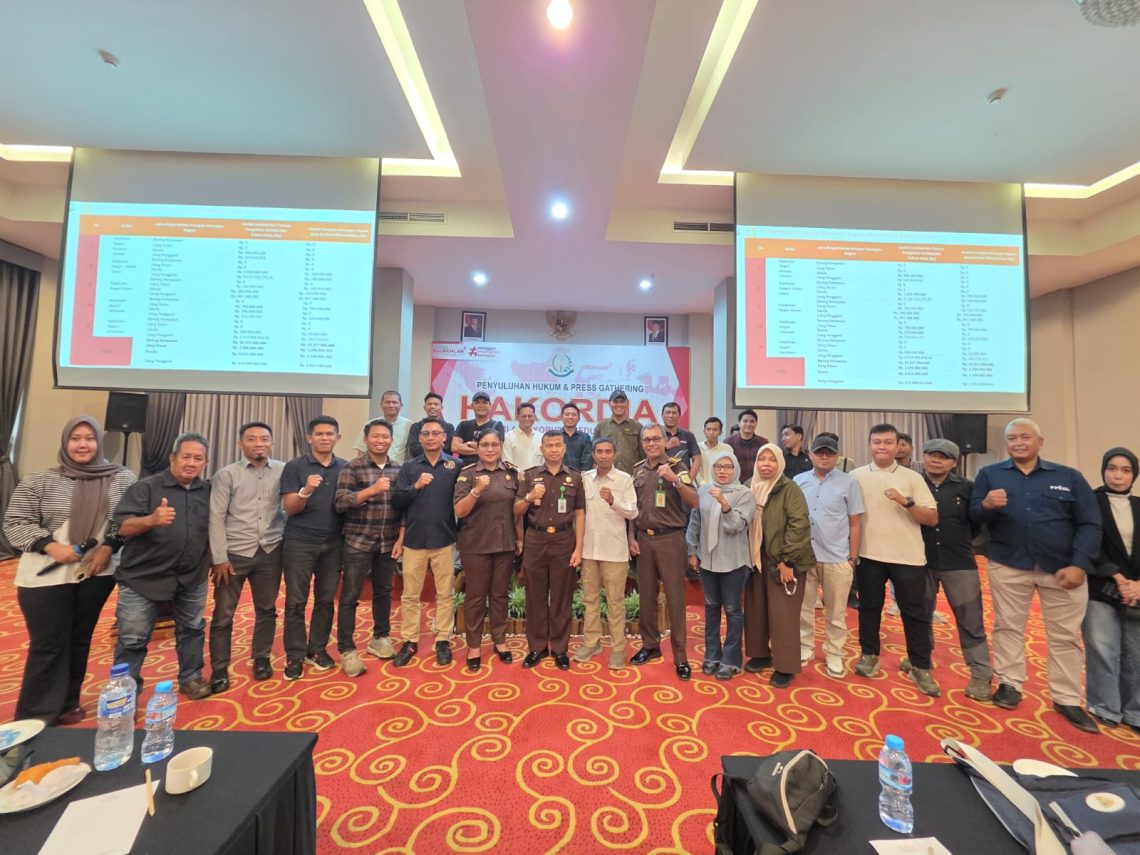 Sesi foto bersama Kejati Sultra bersama rekan media