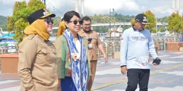 Persiapan Agenda Internasional, Wali Kota Bersama Sekjen UCLG Survei Tiga Destinasi 1 Wali Kota Kendari, dr. Hj. Siska Karina Imran, SKM., Wakil Wali Kota, bersama Sekjen UCLG ASPAC, Bernadia Irawati Tjandradewi meninjau salah satu destinasi