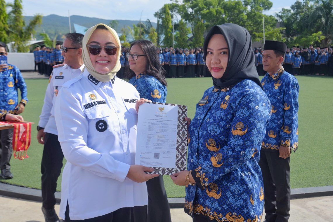 Wali Kota Kendari, Siska Karina Imran saat menyerahkan SK kepada salah satu PPPK Paruh Waktu