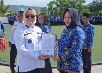 3.045 PPPK Paruh Waktu Terima SK, Wali Kota Kendari: Tingkatkan Integritas dan Layanan 20 Wali Kota Kendari, Siska Karina Imran saat menyerahkan SK kepada salah satu PPPK Paruh Waktu
