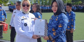 3.045 PPPK Paruh Waktu Terima SK, Wali Kota Kendari: Tingkatkan Integritas dan Layanan 1 Wali Kota Kendari, Siska Karina Imran saat menyerahkan SK kepada salah satu PPPK Paruh Waktu