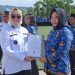 3.045 PPPK Paruh Waktu Terima SK, Wali Kota Kendari: Tingkatkan Integritas dan Layanan 16 Wali Kota Kendari, Siska Karina Imran saat menyerahkan SK kepada salah satu PPPK Paruh Waktu