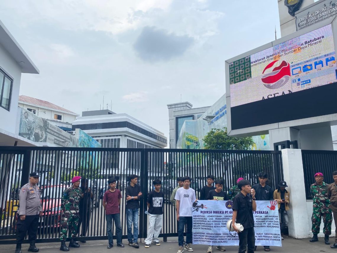 PERSAMA saat aksi di Kementerian mendesak audit PT Geomineral Inti Perkasa (PT GIP) di Kabupaten Konut