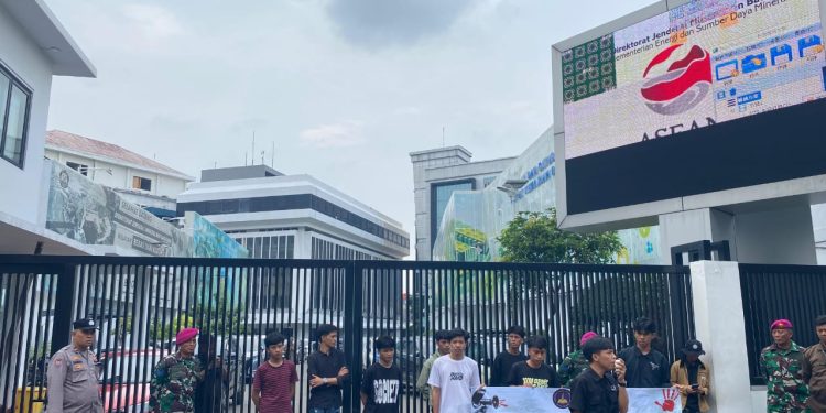 PERSAMA saat aksi di Kementerian mendesak audit PT Geomineral Inti Perkasa (PT GIP) di Kabupaten Konut