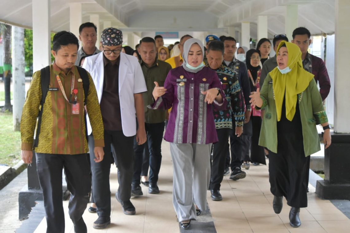 Wali Kota Kendari, Siska Karina Imran mengunjungi RSUD Kendari pastikan OPD terkait siap siaga jelang Nataru