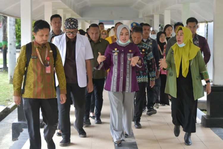 Jelang Nataru, Wali Kota Kendari Pastikan Seluruh OPD Terkait Siaga Beri Pelayanan Terbaik 10 Wali Kota Kendari, Siska Karina Imran mengunjungi RSUD Kendari pastikan OPD terkait siap siaga jelang Nataru