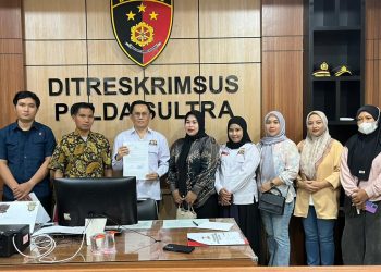 Andri Darmawan saat melaporkan kuasa hukum korban ke Polda Sultra