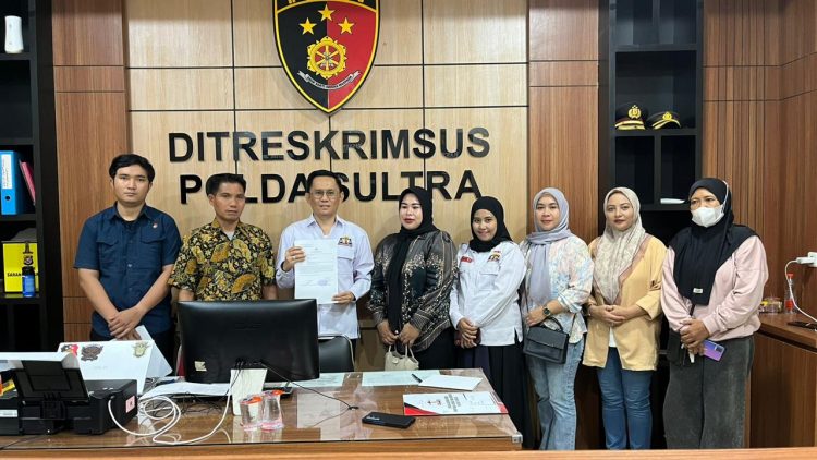 Andri Darmawan saat melaporkan kuasa hukum korban ke Polda Sultra