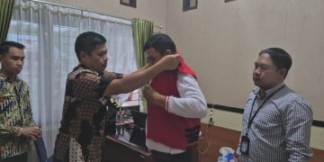 Bendahara Pengeluaran BKPSDM Konsel inisial FM usai ditetapkan tersangka oleh Kejari Konsel