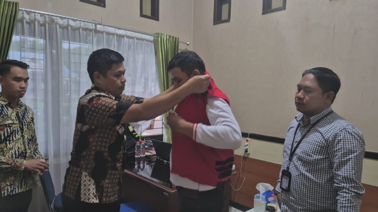 Bendahara Pengeluaran BKPSDM Konsel inisial FM usai ditetapkan tersangka oleh Kejari Konsel
