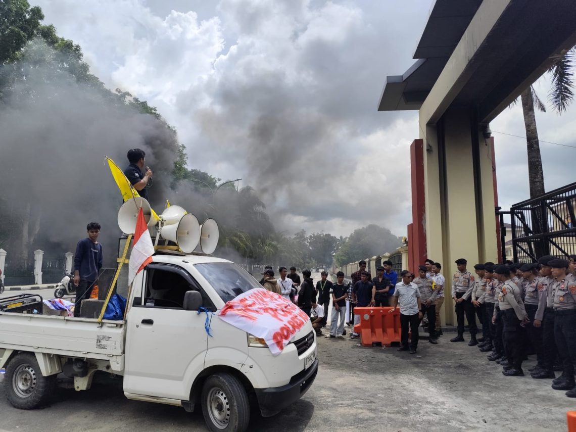 SMPKR saat aksi di Polda Sultra soroti terkait penanganan judi sabung ayam di Polres Konawe