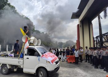 Demo di Polda, SMPKR Soroti Penanganan Kasus Sabung Ayam di Polres Konawe 20 SMPKR saat aksi di Polda Sultra soroti terkait penanganan judi sabung ayam di Polres Konawe