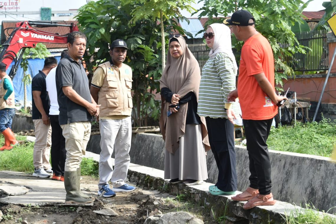 Wali Kota Kendari bersama Wakil Wali Kota memantau kerja bakti di sejumlah titik rawan genangan dan banjir